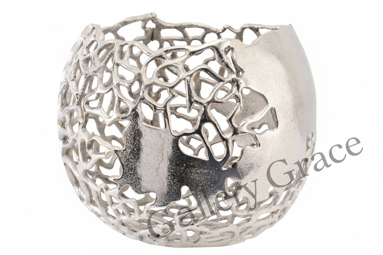 Apo Coral Spherical Aluminium Vase: Silver / 100% Aluminium