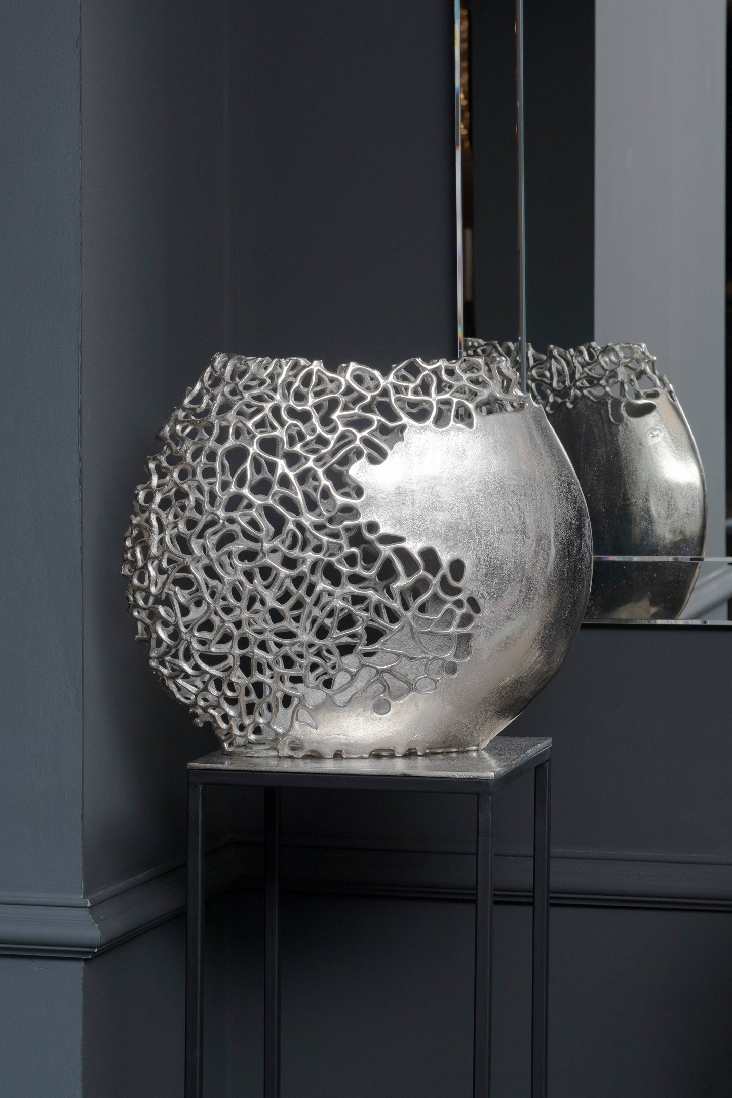 Apo Coral Ellipse Aluminium Vase: Silver / 100% Aluminium