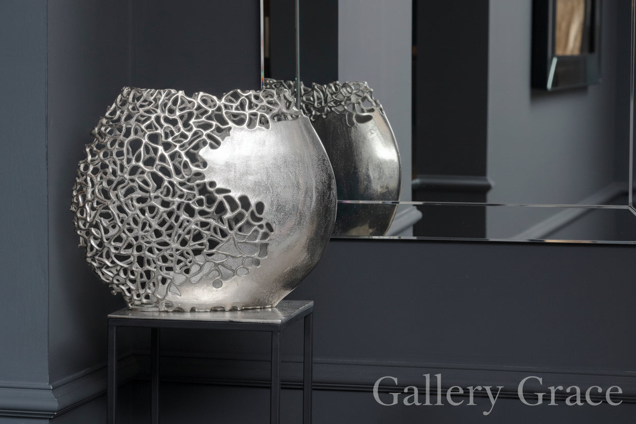 Apo Coral Ellipse Aluminium Vase: Silver / 100% Aluminium
