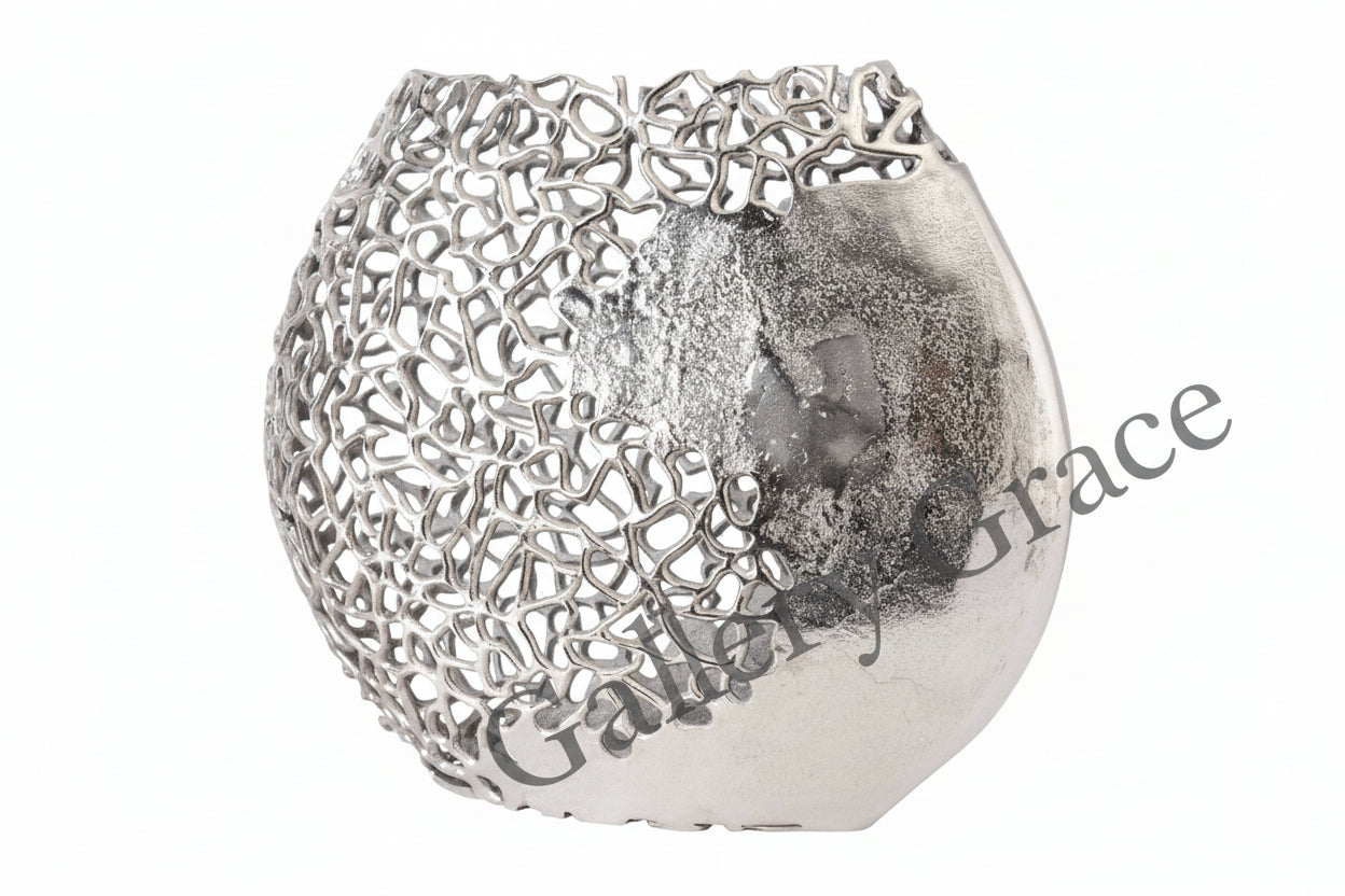 Apo Coral Ellipse Aluminium Vase: Silver / 100% Aluminium