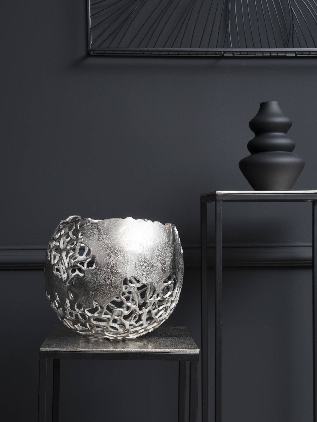 Apo Coral Spherical Aluminium Vase: Silver / 100% Aluminium