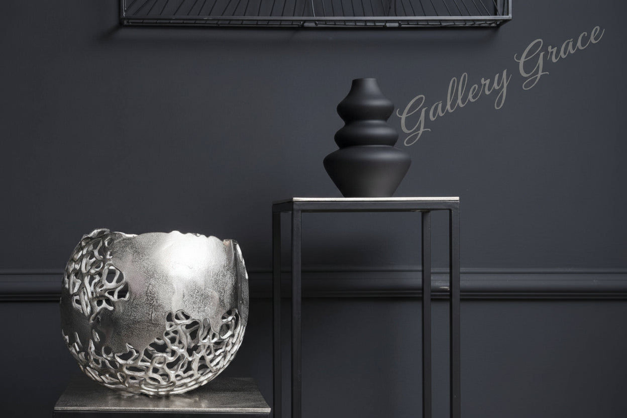 Apo Coral Spherical Aluminium Vase: Silver / 100% Aluminium